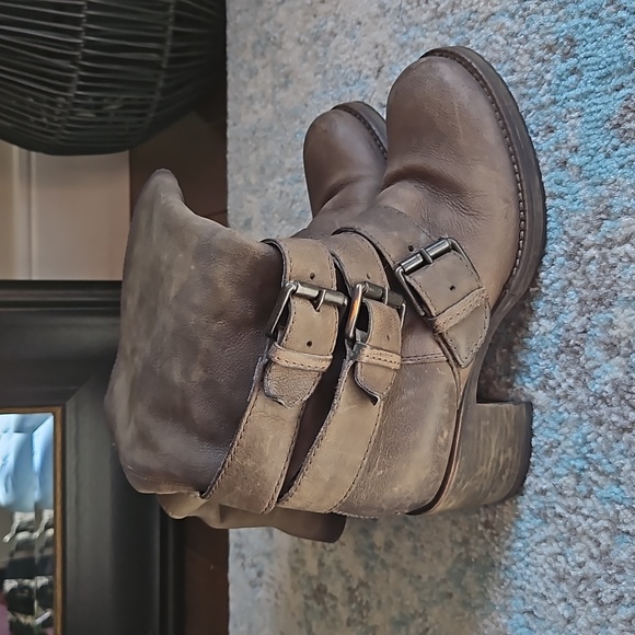 Brown's distressed leather buckle boots - Picture 3 of 8